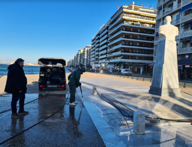 Επιχείρηση για τον καθαρισμό αγαλμάτων και μνημείων από τον Δήμο Θεσσαλονίκης