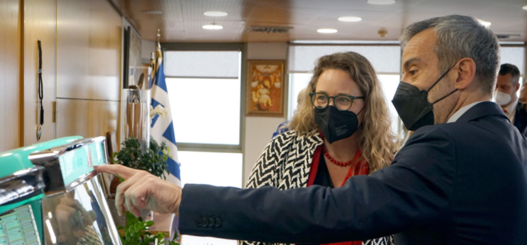 Επενδύσεις, τουρισμός και κινηματογραφικά πρότζεκτ στο επίκεντρο της συνάντησης του Κων. Ζέρβα με τη βοηθό ΥΦΥΠΕΞ των ΗΠΑ
