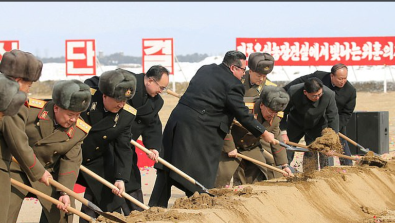 Βόρεια Κορέα: Ο Κιμ Γιονγκ Ουν πήρε το φτυάρι