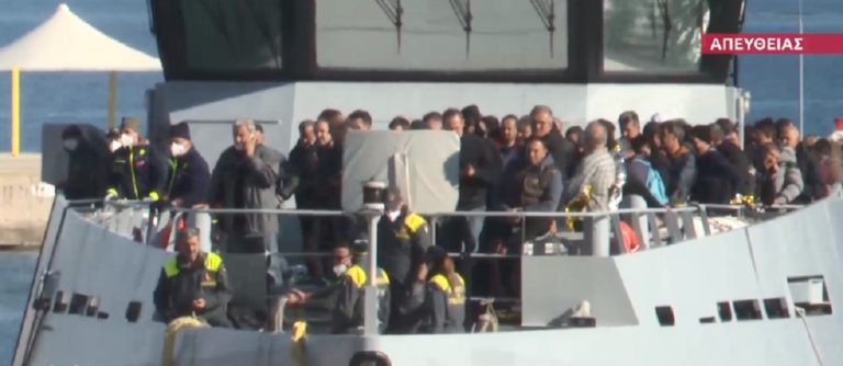 Στέφανος Γκίκας: Αποβιβάστηκαν οι πρώτοι ναυαγοί – Συνεχίζονται οι εκρήξεις στο «Euroferry Olympia»