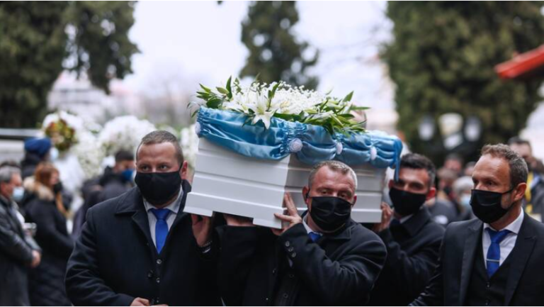Βέροια: Ράγισαν καρδιές στην κηδεία του 19χρονου Άλκη – Τραγικές φιγούρες οι γονείς του