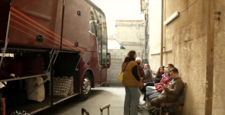 Το πρώτο πούλμαν για Ουκρανία ξεκίνησε απο το κέντρο της Αθήνας – Ουκρανοί σπεύδουν στην πρεσβεία για να επιστρέψουν (video)