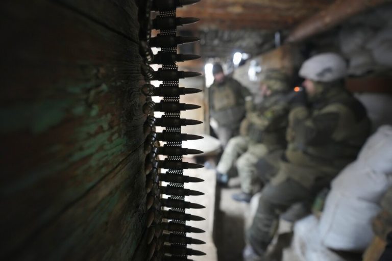 Κρίση στην Ουκρανία: Εκατέρωθεν μετακινήσεις στρατευμάτων κατά μήκος των συνόρων (video)