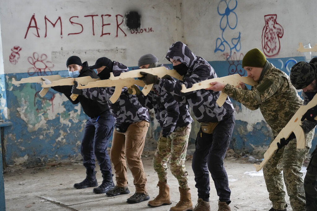 Ukraine training civilians