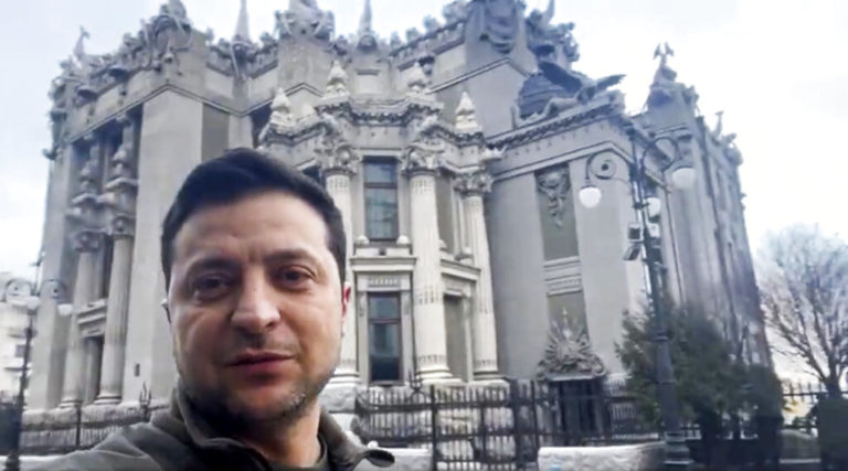 Ζελένσκι: Θα πολεμήσουμε όσο χρειαστεί για να απελευθερώσουμε την Ουκρανία