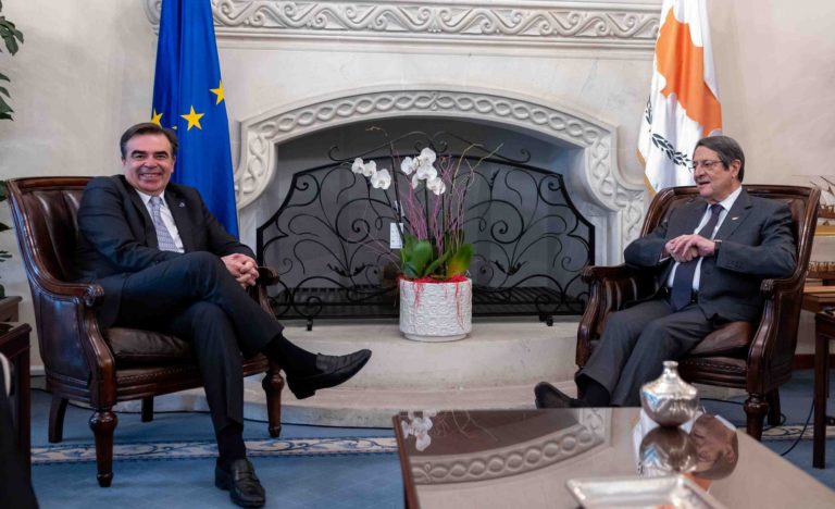 Κύπρος: Συμφωνία  με την Ε.Ε για το Μεταναστευτικό υπέγραψαν Σχοινάς-Αναστασιάδης