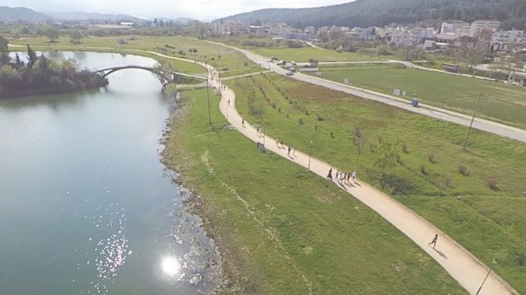 «Έχασαν τη γη κάτω από τα πόδια τους» 2 παιδάκια στο παραλίμνιο πάρκο Άρτας