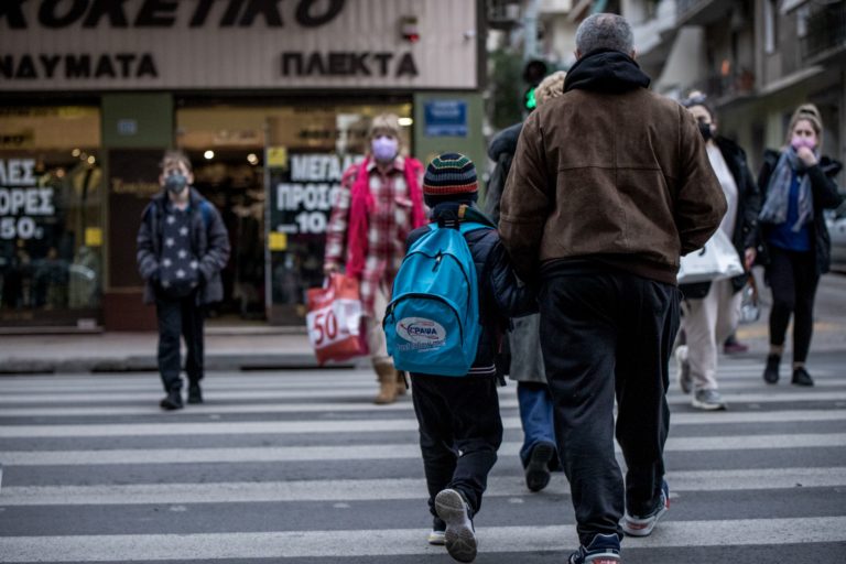 Πανδημία: Νέα εμβόλια και αντιικά φάρμακα στη «φαρέτρα» των ειδικών – 40.000 νέα ραντεβού για εμβολιασμούς παιδιών στην Αττική