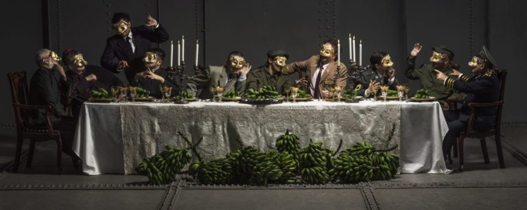 «La Fiebre del Banano / Banana Craze»: Η πιο σκοτεινή πλευρά της μπανάνας σε εικονική έκθεση