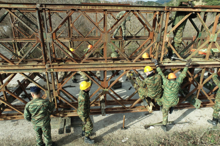 Τοποθετήθηκε η μεταλλική γέφυρα στον Άραχθο