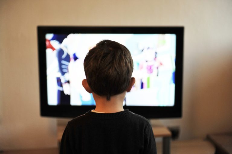 Έρευνα: Αυξημένος ο κίνδυνος αυτισμού για τα μικρά παιδιά που βλέπουν πάνω από δύο ώρες τηλεόραση την ημέρα