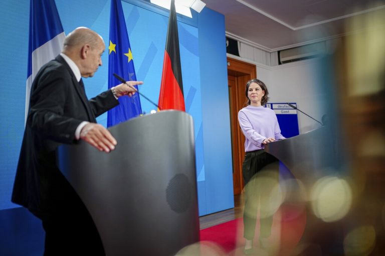 Μπέρμποκ – Λε ντριάν στο Βερολίνο – Άμεση αντίδραση πυγμής και αλληλεγγύης της ΕΕ στην Ουκρανία