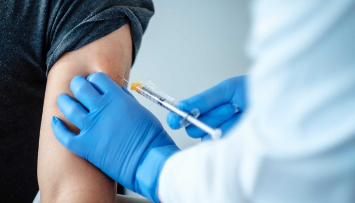 CDC: Τα ενισχυμένα εμβόλια είναι πιο αποτελεσματικά έναντι της μετάλλαξης Όμικρον
