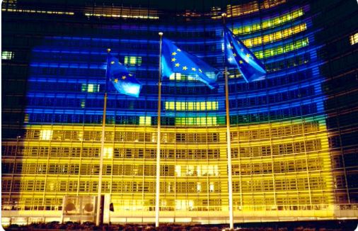 Στα χρώματα της Ουκρανίας το κτίριο της Ευρωπαϊκής Επιτροπής