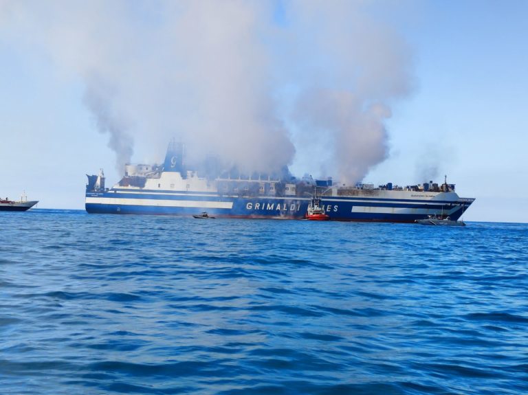 «Euroferry Olympia»: Αγωνία για τους αγνοούμενους – Στο πλοίο η ΕΜΑΚ
