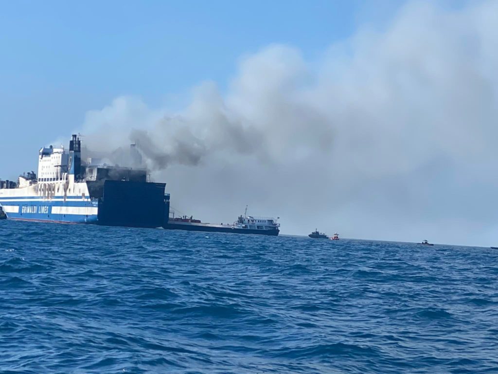 «Euroferry Olympia»: Απεγκλωβίστηκαν σώοι οι οδηγοί από το γκαράζ – Απομακρύνθηκαν με super puma