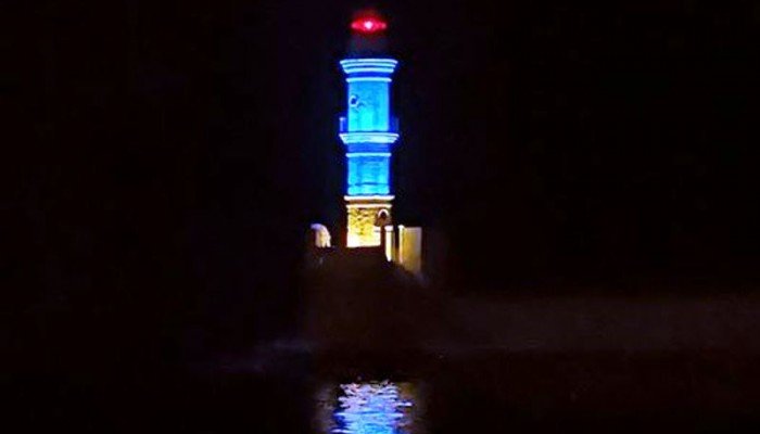 Στα χρώματα της σημαίας της Ουκρανίας φωτίστηκε ο Φάρος των Χανίων