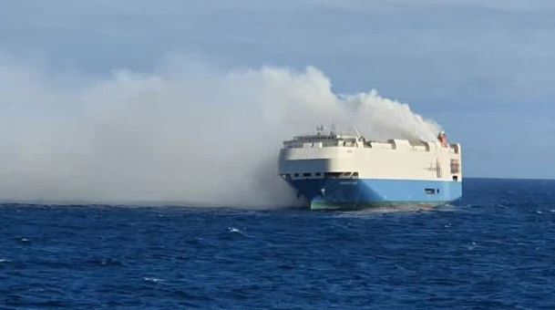Πορτογαλία: Πυρκαγιά σε πλοίο που μεταφέρει χιλιάδες πολυτελή οχήματα – Υπό έλεγχο η φωτιά (video)