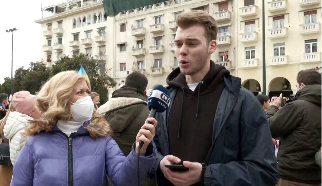 Ουκρανός φοιτητής τραγουδά κατά του πολέμου και ζητάει από τους Έλληνες να προσευχηθούν για την χώρα του