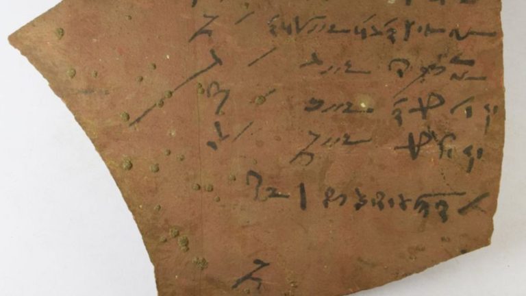 Αίγυπτος: Ανακάλυψαν γραπτά 2.000 ετών – Ελληνικά ιερογλυφικά σε τιμωρίες μαθητών ανάμεσα στα ευρήματα (φωτογραφίες)
