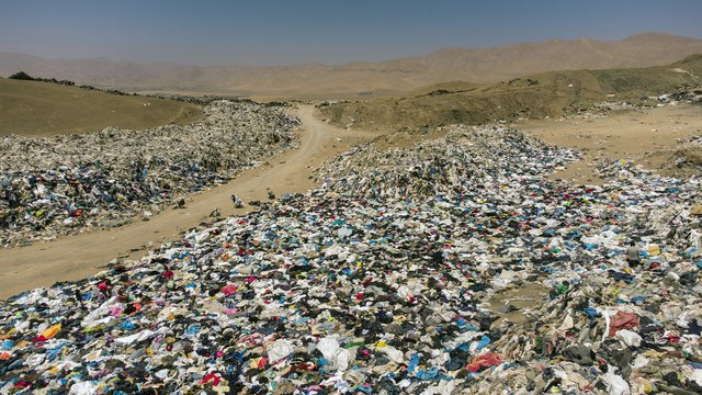 «Νεκροταφείο» μεταχειρισμένων ρούχων στη Χιλή – Προέρχονται από Ευρώπη και ΗΠΑ