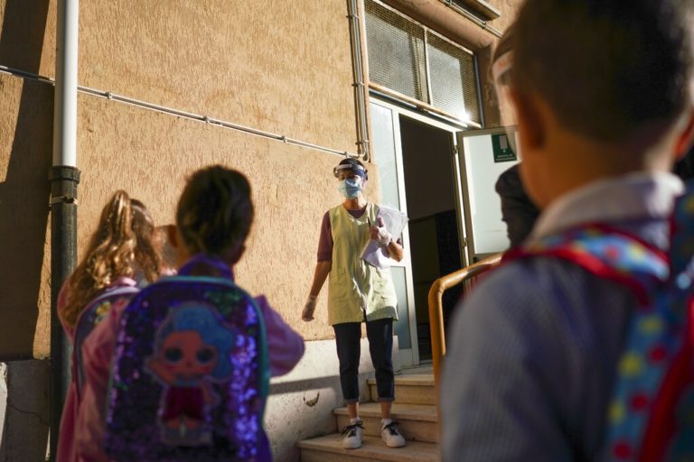 Ιταλία: Πολλά παιδιά δεν θυμούνται πια τη ζωή πριν την πανδημία – Κάποια πιστεύουν ότι οι άνθρωποι φορούσαν πάντα μάσκες