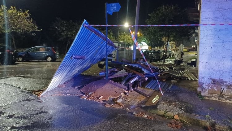 Καλαμάτα: Έπεσε σκέπαστρο λόγω των ανέμων τραυματίζοντας δυο γυναίκες (video)