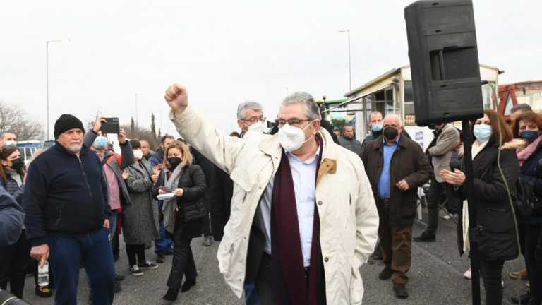 Στο μπλόκο της Νίκαιας ο Γ.Γ. του ΚΚΕ Δημ. Κουτσούμπας