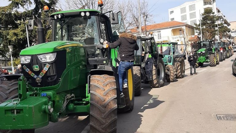 Κοζάνη: Κατέβηκαν με τα τρακτέρ τους οι αγρότες ζητώντας λύση στα προβλήματα του κλάδου (βίντεο)