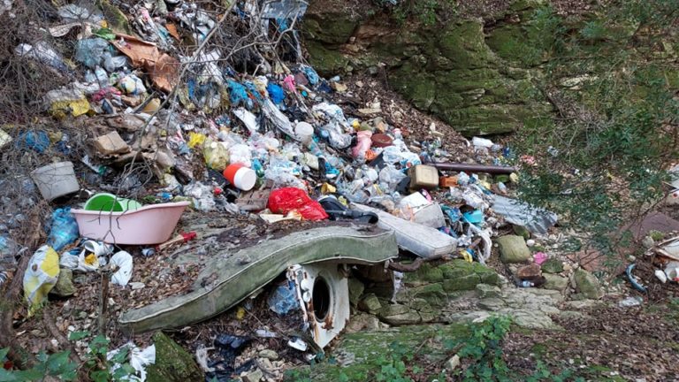 Ζάκυνθος: “Καταρράκτες” σκουπιδιών σε λαγκάδι δίπλα σε χωριό – “Χωματερές” ρέματα και ρεματιές (video)