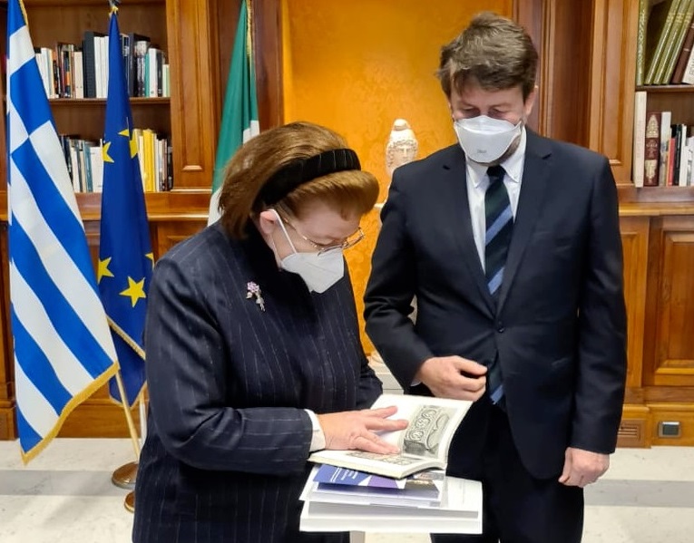 Συνάντηση Λ. Μενδώνη με τον Ιταλό ομόλογό της – Στο επίκεντρο η οριστική επιστροφή του θραύσματος “Fagan” στην Αθήνα