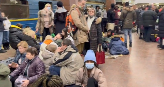 Ουκρανία: Συγκλονιστικές εικόνες από σταθμούς του μετρό όπου βρίσκει καταφύγιο ο άμαχος πληθυσμός