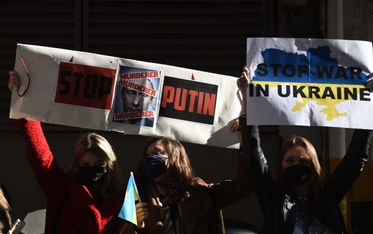 Θεσσαλονίκη: Διαμαρτυρία με ουκρανικές σημαίες και πανό κατά του Πούτιν στο ρωσικό προξενείο