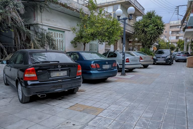 «Η θέση που σου αξίζει»: Η «έξυπνη» εφαρμογή του ΕΜΠ κατά της παράνομης στάθμευσης