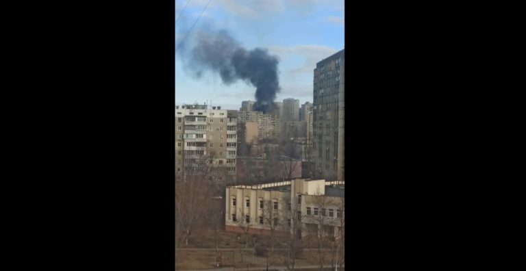 Συνεχίζονται οι εκρήξεις στο Κίεβο – Χτυπήθηκε πολυκατοικία
