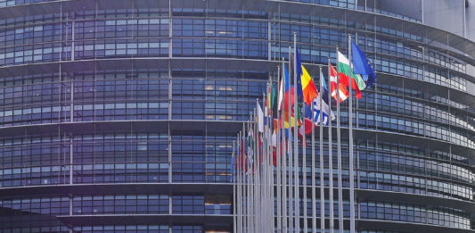 Ευρωπαϊκό Κοινοβούλιο: Η πρόεδρος Ρ. Μετσόλα καταδικάζει τον φασιστικό χαιρετισμό ευρωβουλευτή
