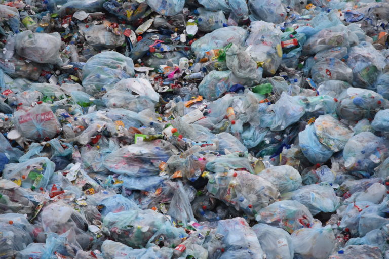 Βρετανία: Το 75% των ανθρώπων παγκοσμίως επιθυμούν την απαγόρευση των πλαστικών μιας χρήσης