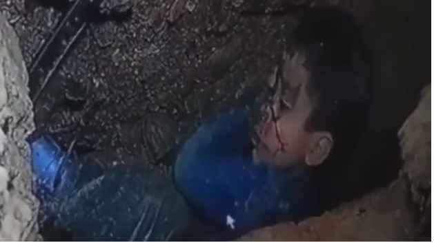 Mάχη με το χρόνο στο Μαρόκο – Συνεχίζεται η επιχείρηση διάσωσης του 5χρονου αγοριού που έπεσε σε πηγάδι