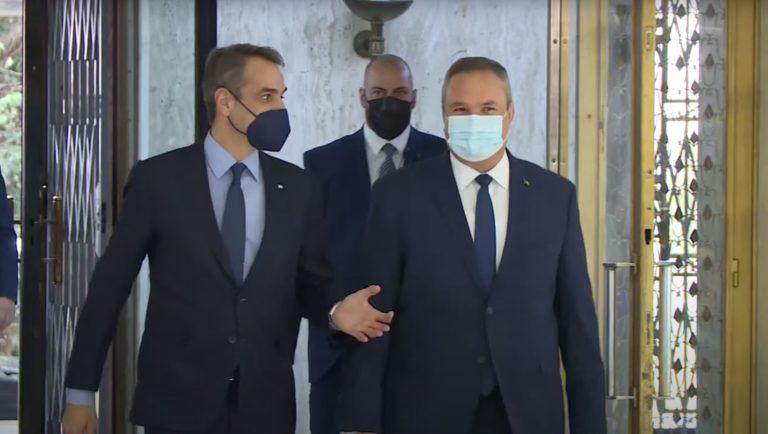Στη Ρουμανία για επίσημη επίσκεψη ο Κ. Μητσοτάκης – Στο επίκεντρο το ουκρανικό και η διμερής συνεργασία (video)