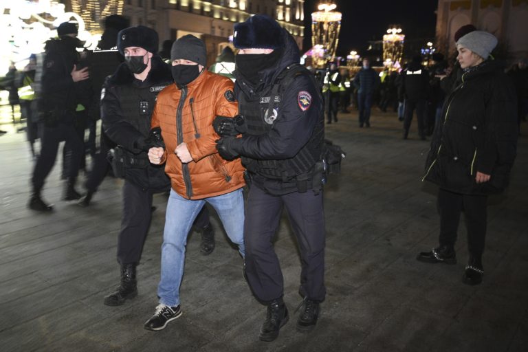 Συλλήψεις σε αντιπολεμική διαδήλωση στη Μόσχα