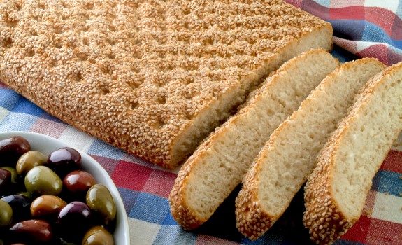 Ακριβότερη ως και 15% θα φτάσει φέτος στο τραπέζι του καταναλωτή η παραδοσιακή λαγάνα την Καθαρά Δευτέρα