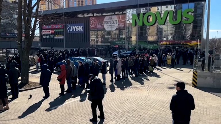 Κίεβο: Τεράστιες ουρές αναμονής στα σούπερ μάρκετ (video)