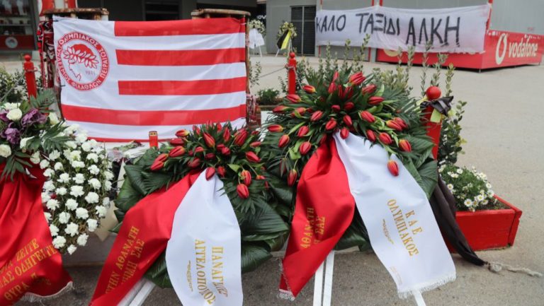 Σύσσωμη η ομάδα μπάσκετ του Ολυμπιακού στο μνημείο των θυμάτων της «Θύρας 7»