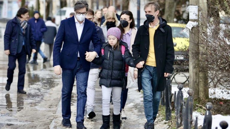 Ο Πρόεδρος της Βόρειας Μακεδονίας συνόδευσε στο σχολείο ένα 11χρονο κορίτσι με σύνδρομο Down που δεχόταν εκφοβισμό