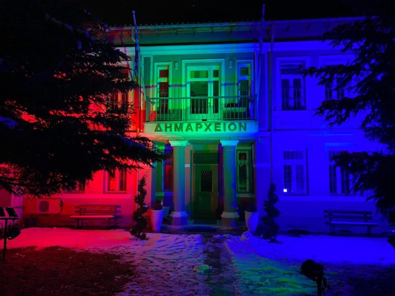 Φλώρινα: Φωταγώγηση του Δημαρχείου Φλώρινας στα χρώματα της εκστρατείας ενημέρωσης για τις σπάνιες παθήσεις