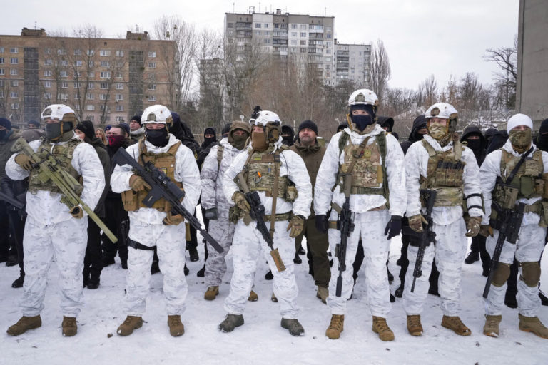 Ουκρανία: Οι πολίτες με τα όπλα στα χέρια – Ασκήσεις αστικής μάχης