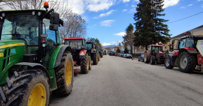Δυτική Μακεδονία: Οι αγρότες με τα τρακτέρ στο κτίριο της περιφέρειας την Τρίτη 15/2