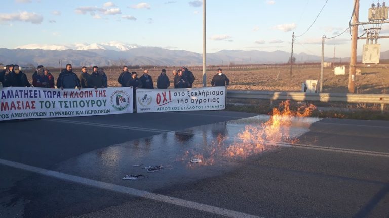 Τύρναβος: Έβαλαν φωτιά στο τσίπουρο – Διαμαρτυρία για τη μετονομασία