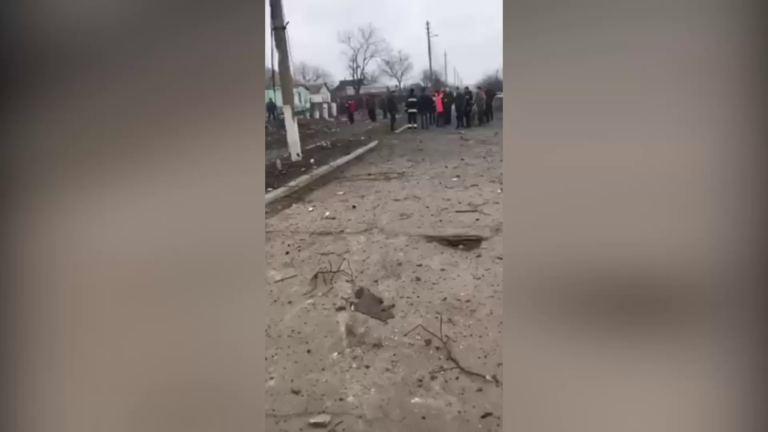 Ουκρανία: Δέκα ομογενείς νεκροί σε συγκρούσεις σε Μπουγάζ και Σαρτανά – Βίντεο από βομβαρδισμένα χωριά
