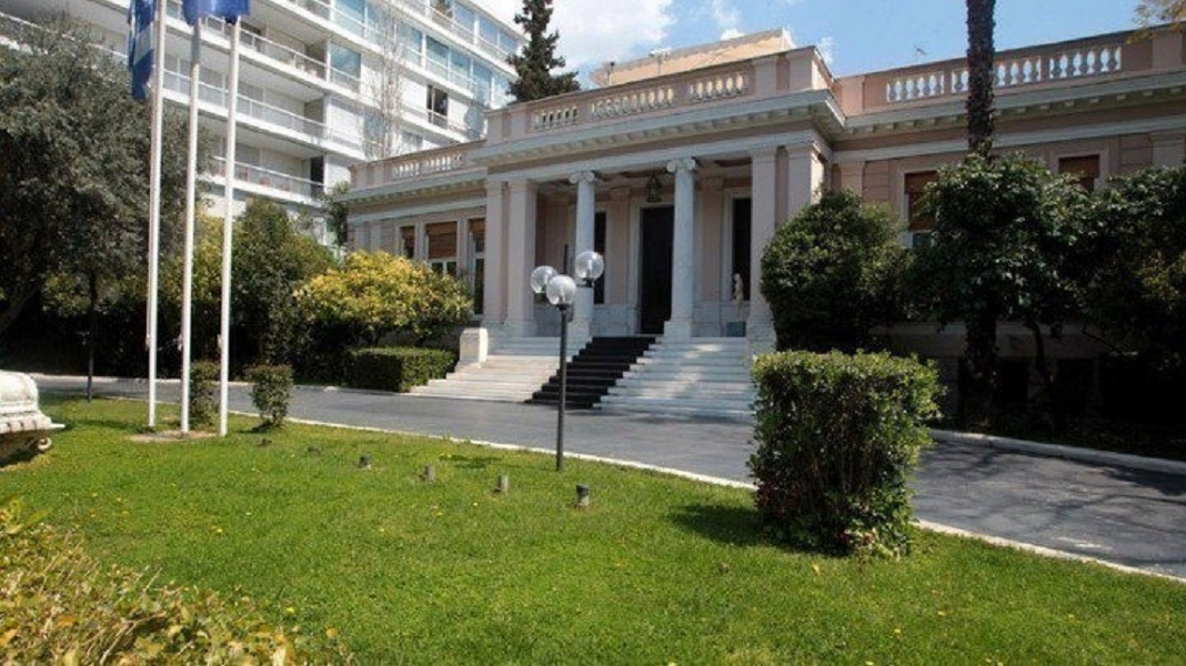 Υπόθεση παρακολουθήσεων: Θα διαλευκανθεί πλήρως, τονίζει η κυβέρνηση – Ηλιόπουλος: «Το καθεστώς Μητσοτάκη θα απολογηθεί»